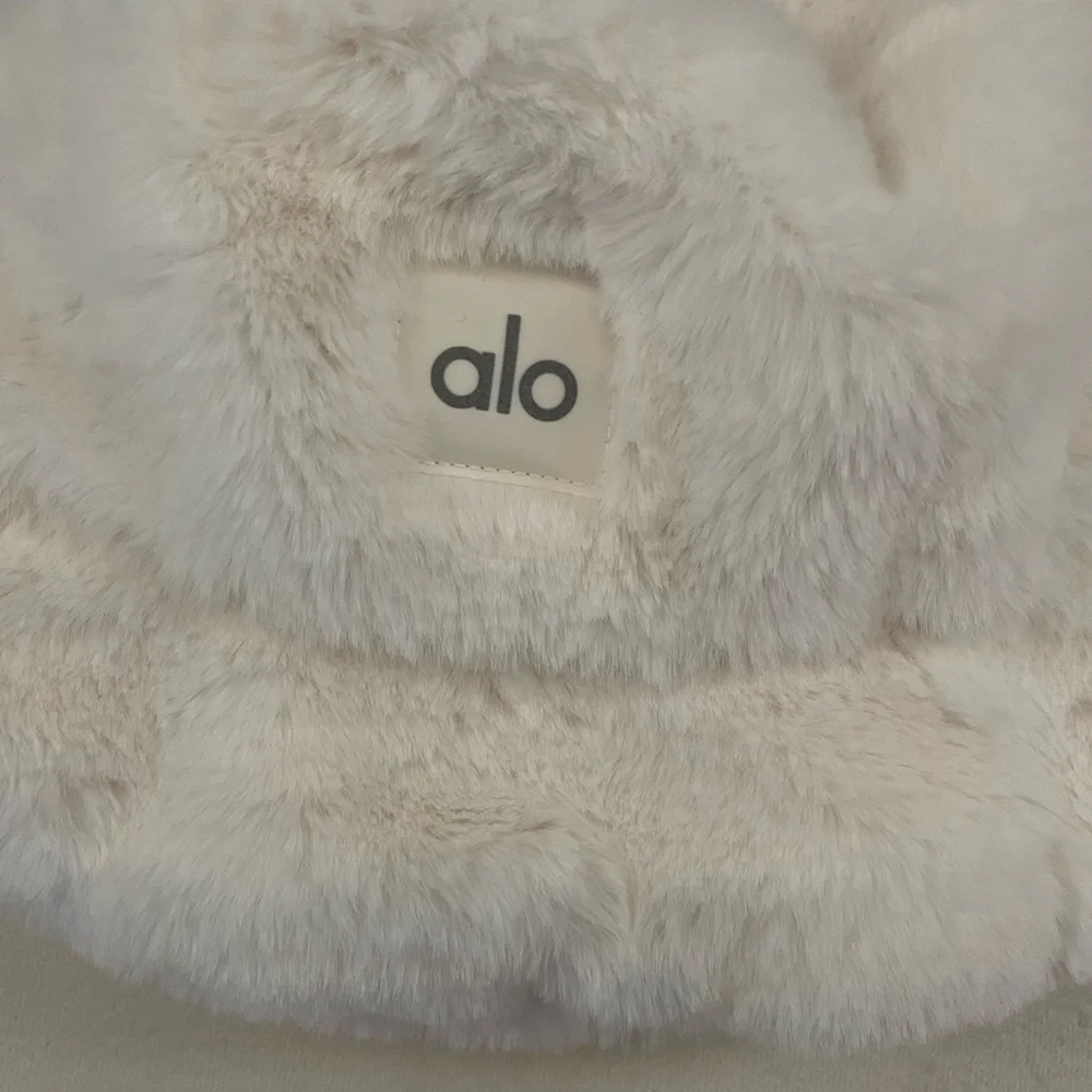 Alo NWT Faux Fur Bucket Hat Ivory Size S M - Picture 7 of 11